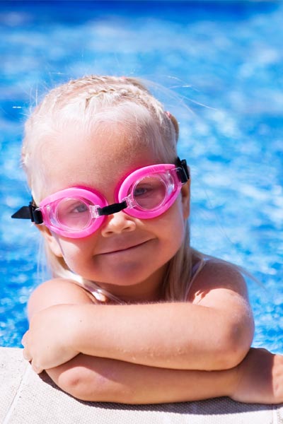 Bimba in piscina