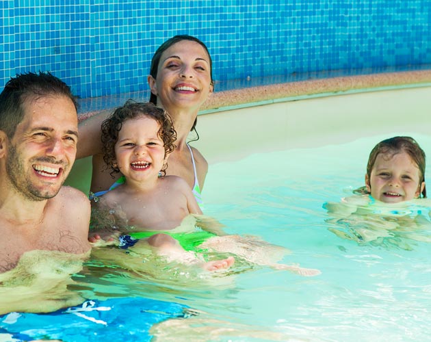 Famiglia in piscina